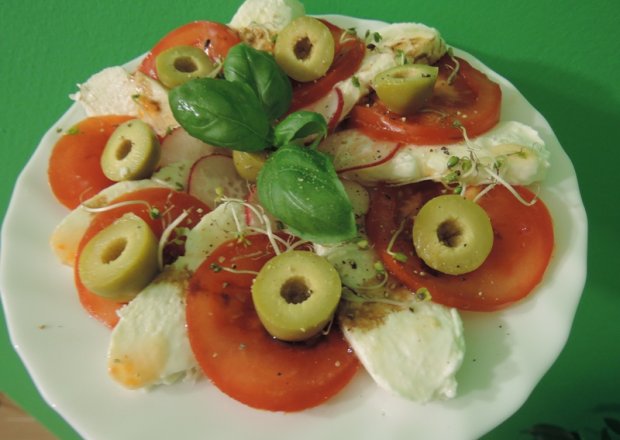 Fotografia przedstawiająca Sałatka z mozzarellą i sosem