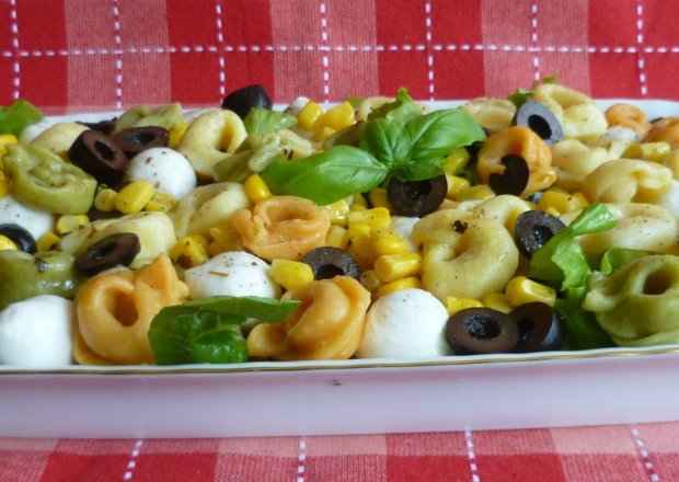 Fotografia przedstawiająca Sałatka z mozzarellą i tortellini
