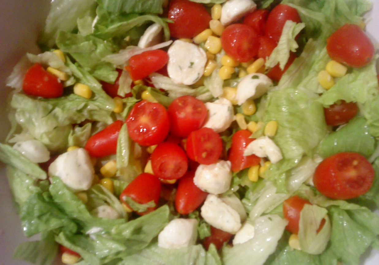 Sałatka z mozzarellą foto