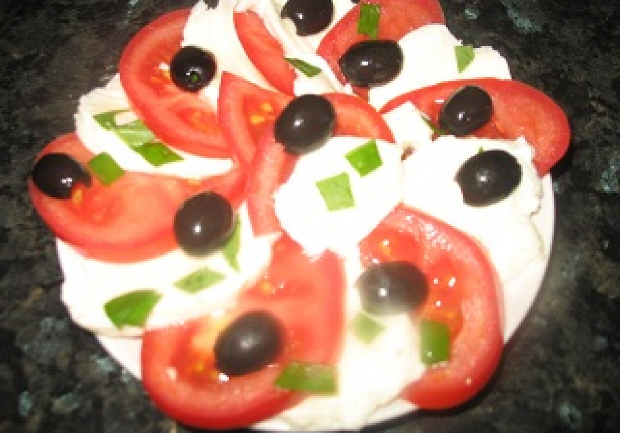 Sałatka z mozzarelli i pomidorów foto