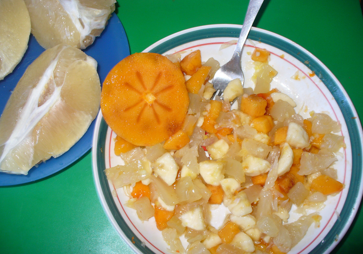 Sałatka z mrożoną  cytryną , pamelo , kaki i ananaseem  foto