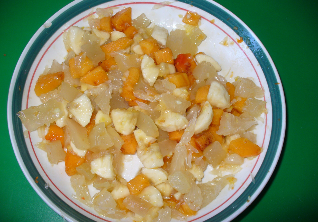 Sałatka z mrożoną  cytryną , pamelo , kaki i ananaseem  foto