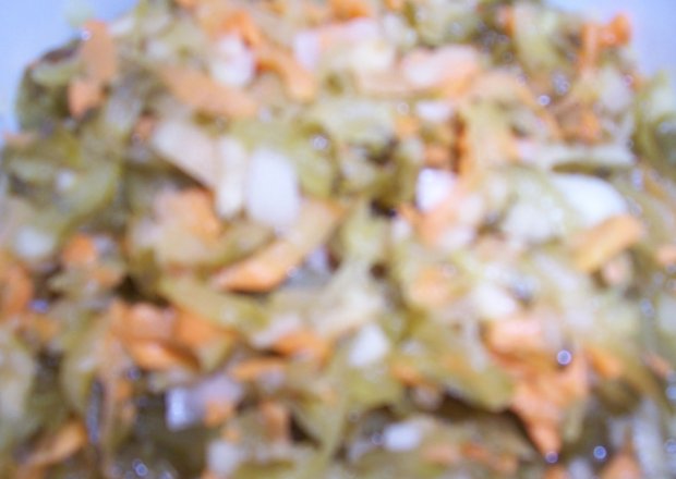 Fotografia przedstawiająca sałatka z ogórka kiszonego i marchewki