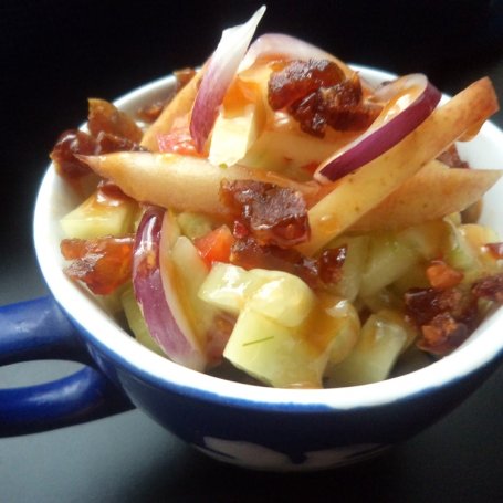 Krok 5 - Sałatka z ogórka , papryki z dodatkiem jabłka , cebuli i suszonych pomidorów . foto