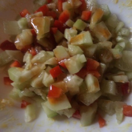 Krok 4 - Sałatka z ogórka , papryki z dodatkiem jabłka , cebuli i suszonych pomidorów . foto