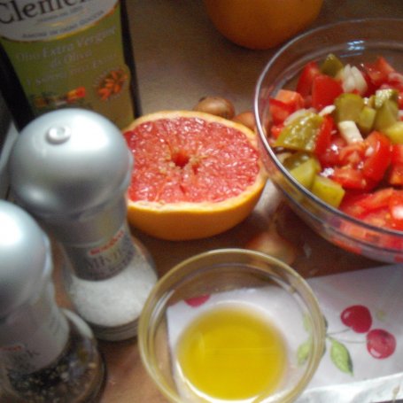 Krok 4 - sałatka z ogórka, pomidora z oliwą oliwek i sokiem z graejfruta foto