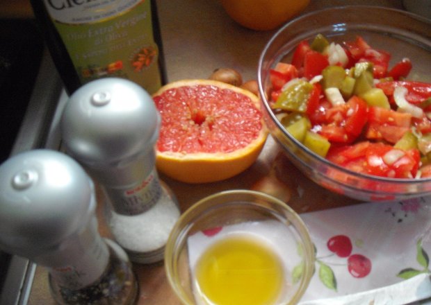 Fotografia przedstawiająca sałatka z ogórka, pomidora z oliwą oliwek i sokiem z graejfruta