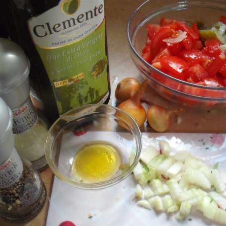 Krok 3 - sałatka z ogórka, pomidora z oliwą oliwek i sokiem z graejfruta foto