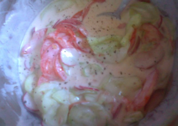 Fotografia przedstawiająca sałatka z ogórka, pomidorów i rzodkiewki