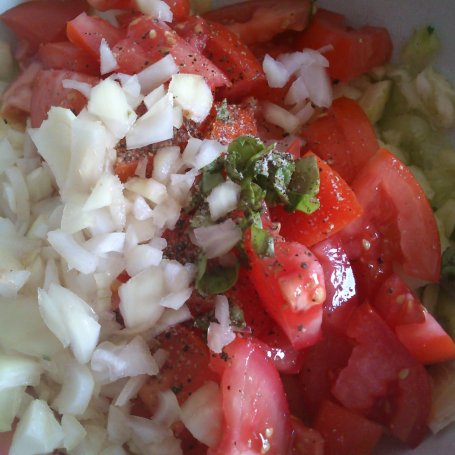 Krok 3 - sałatka z ogórkiem, cebulą i pomidorami foto