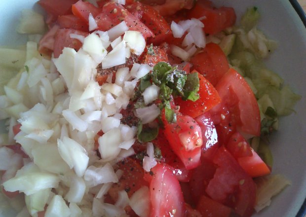 Fotografia przedstawiająca sałatka z ogórkiem, cebulą i pomidorami