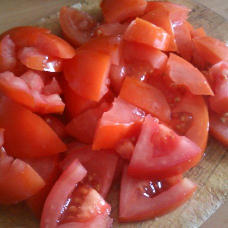 Krok 1 - sałatka z ogórkiem, cebulą i pomidorami foto