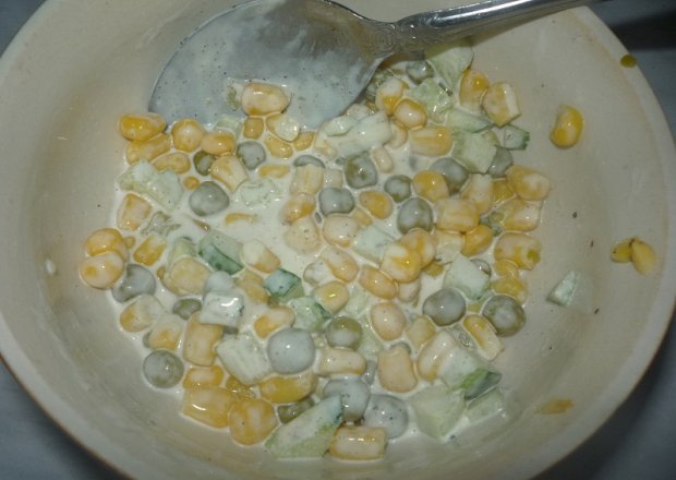 Fotografia przedstawiająca Sałatka z ogórkiem i kukurydzą