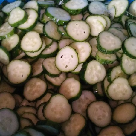 Krok 1 - Sałatka z ogórków i kapusty w słoikach na zimę foto