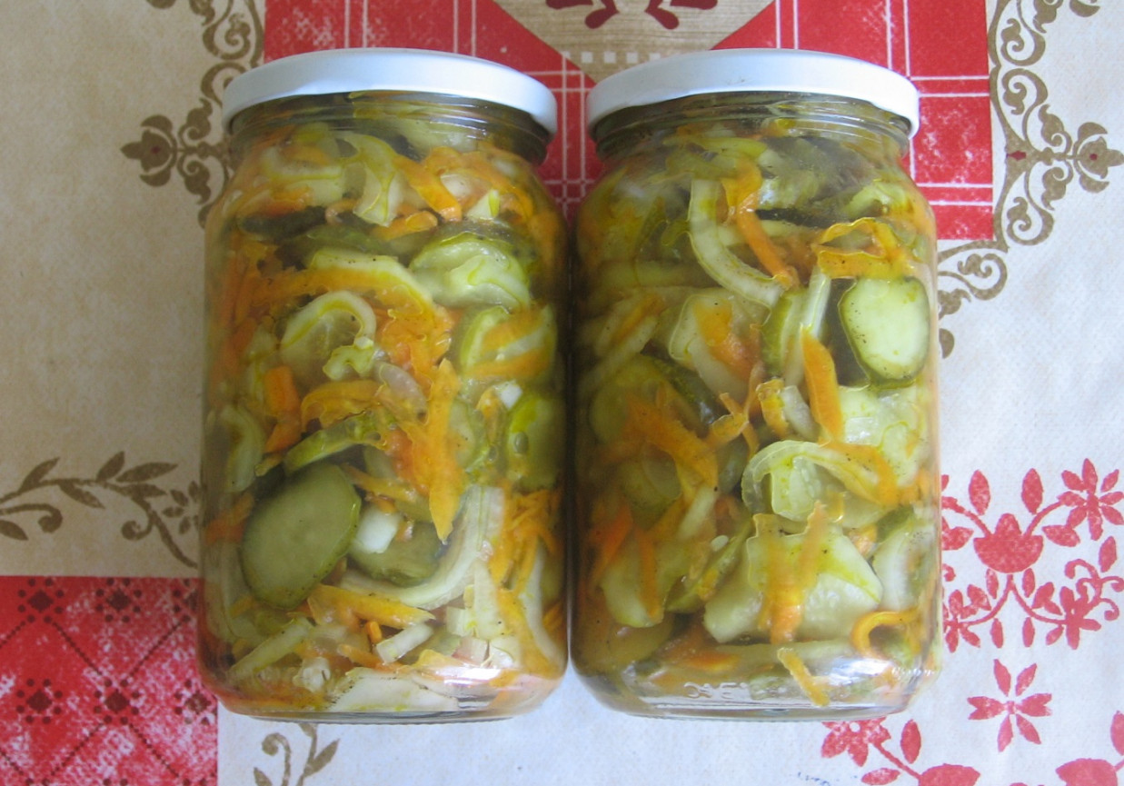 Sałatka z ogórków i marchewki foto