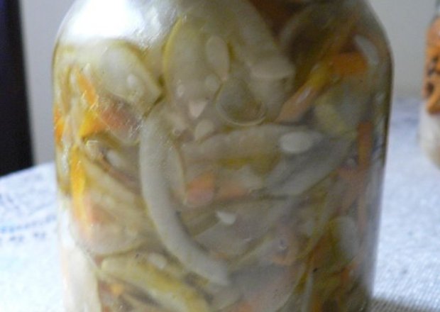 Fotografia przedstawiająca Sałatka z ogórków i marchewki