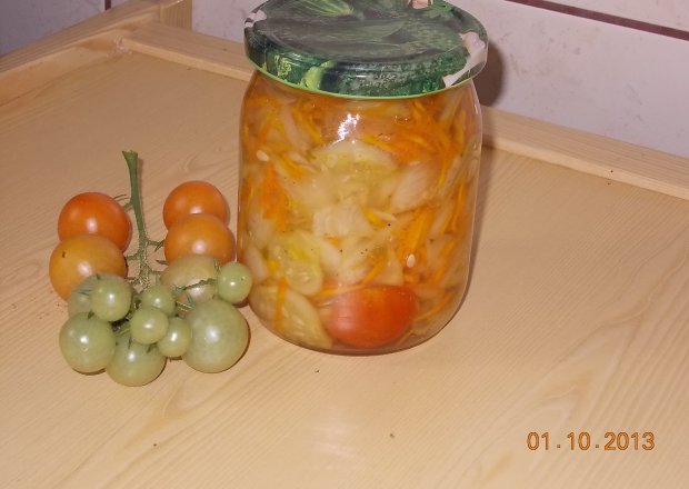 Fotografia przedstawiająca Salatka z ogórków i pomidorków koktajlowych na zimę
