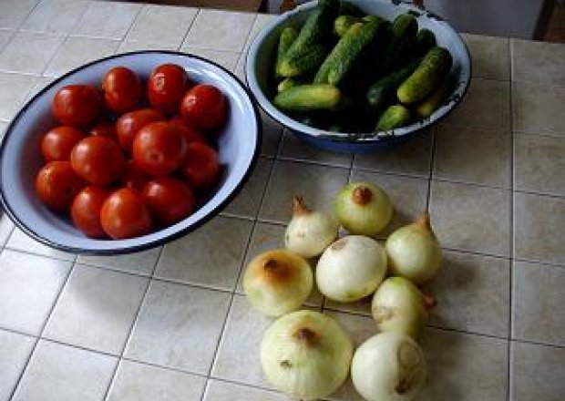 Fotografia przedstawiająca sałatka z ogórków i pomidorów