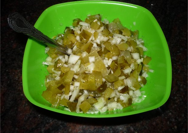 Fotografia przedstawiająca Sałatka z ogórków kiszonych do obiadu