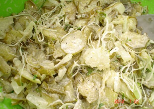 Fotografia przedstawiająca Sałatka z ogórków kiszonych i cebuli do obiadu