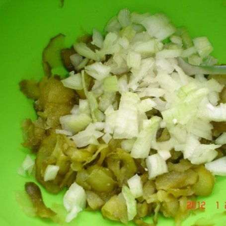 Krok 2 - Sałatka z ogórków kiszonych i cebuli do obiadu foto