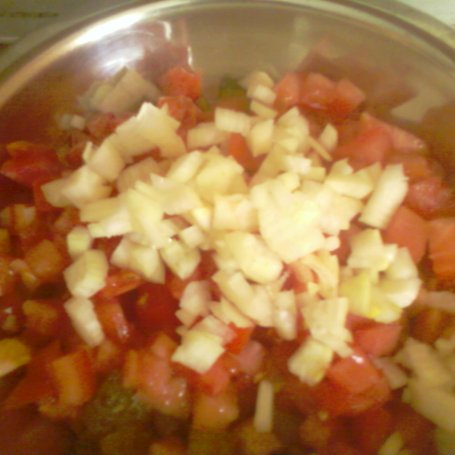 Krok 2 - Sałatka z ogórków kiszonych i pomidora foto