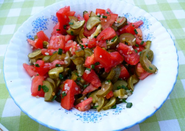 Fotografia przedstawiająca sałatka z ogórków małosolnych i pomidora