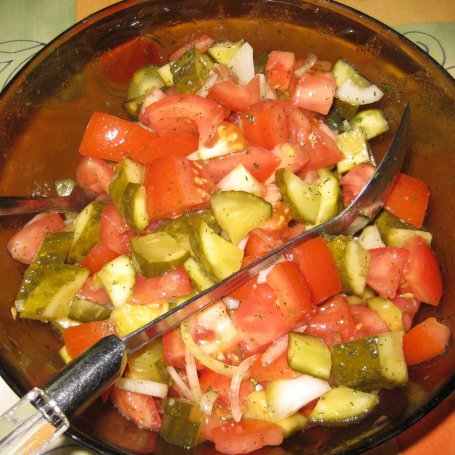 Krok 5 - sałatka z ogórków małosolnych i pomidorów foto