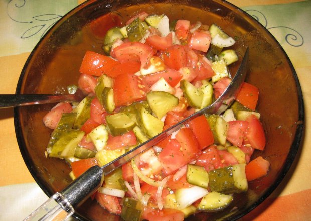 Fotografia przedstawiająca sałatka z ogórków małosolnych i pomidorów