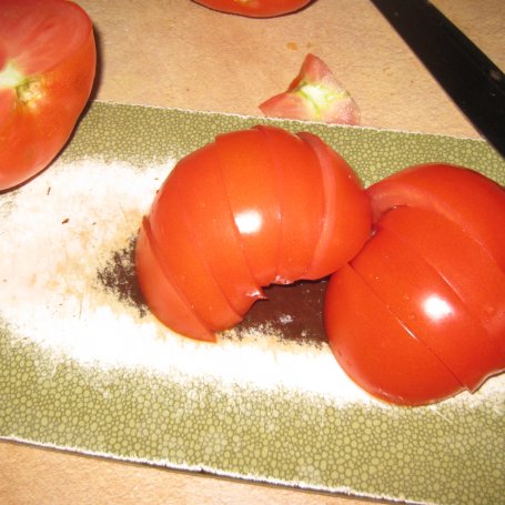 Krok 2 - sałatka z ogórków małosolnych i pomidorów foto