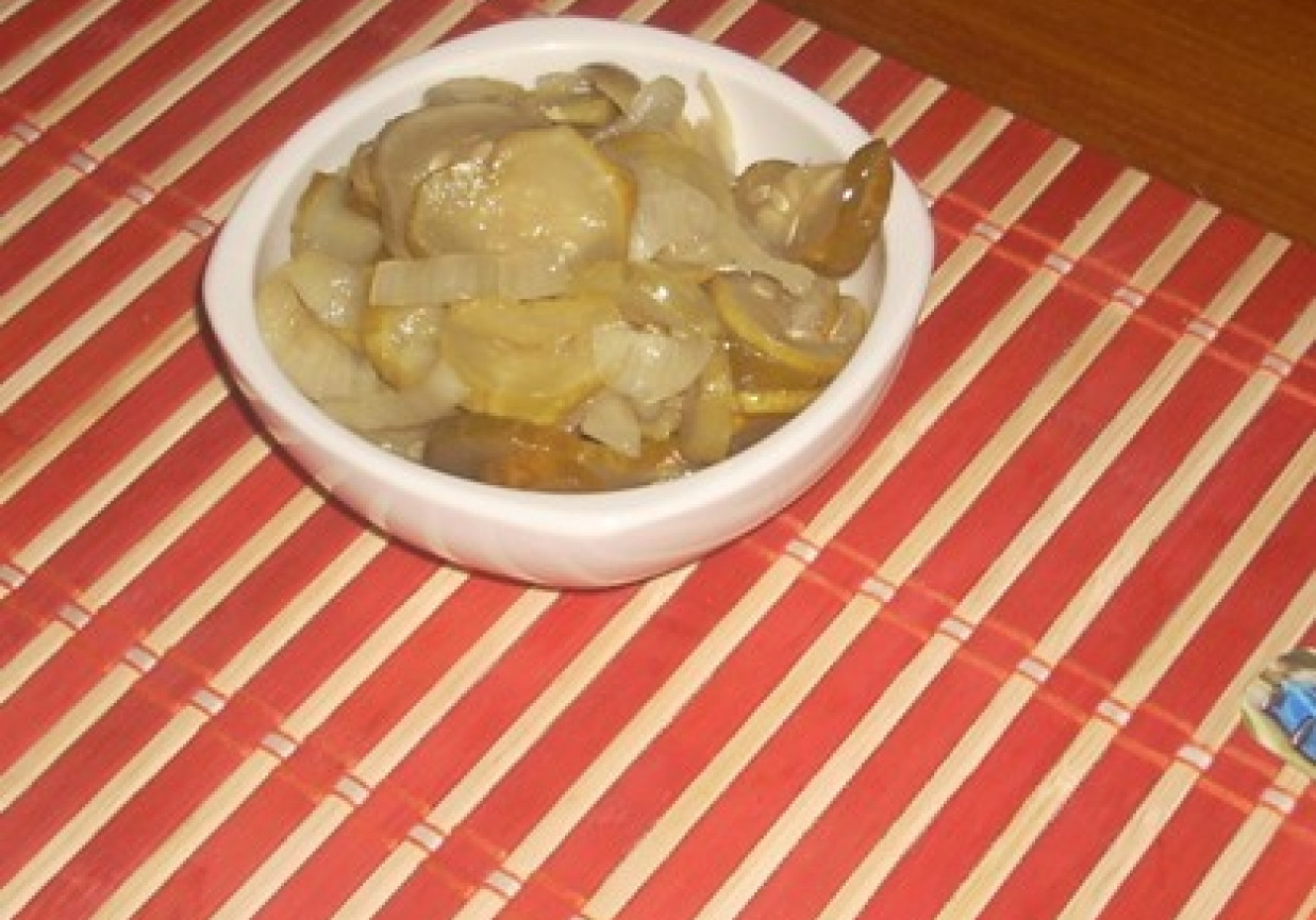 Sałatka z ogórków gruntowych na zimę foto