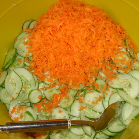 Krok 2 - Sałatka z ogórków na zimę foto