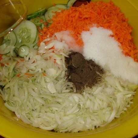 Krok 4 - Sałatka z ogórków na zimę foto