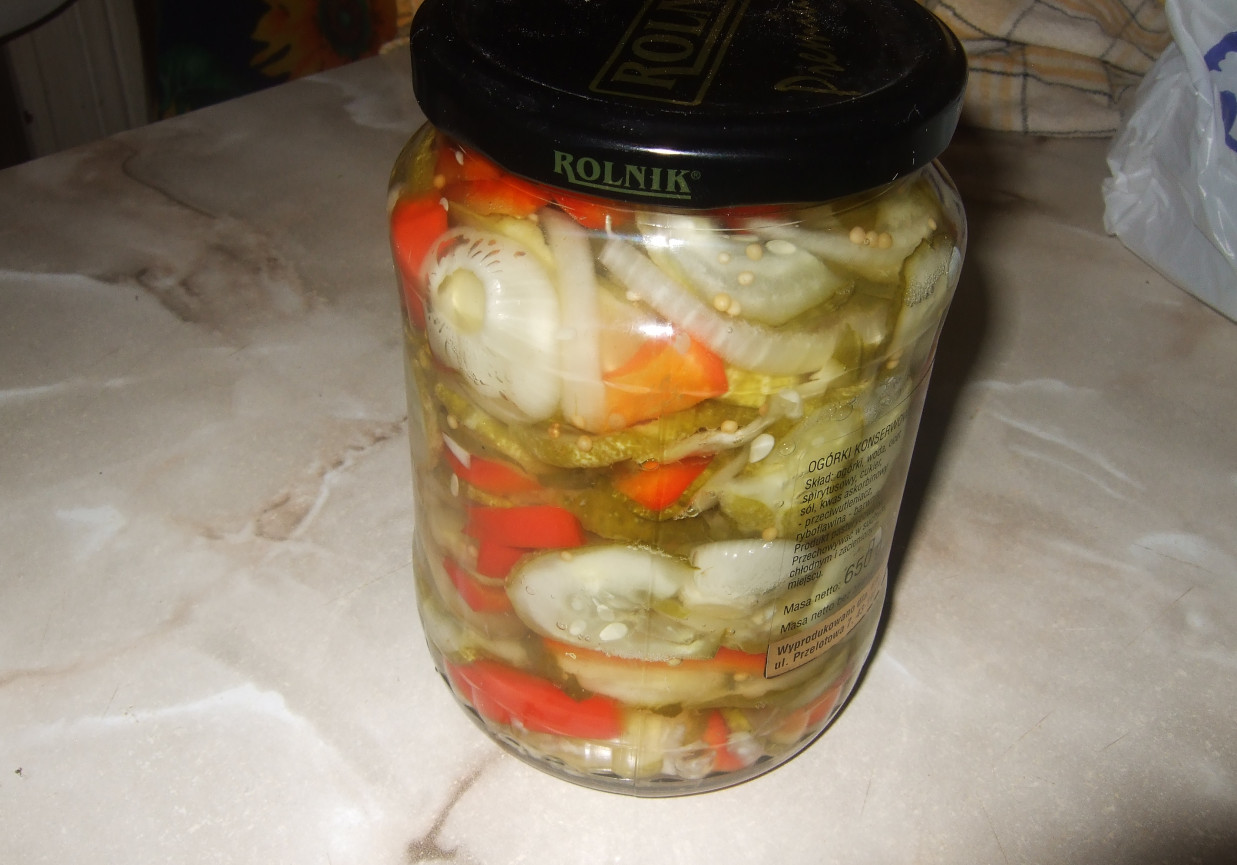 Sałatka z ogórków, papryki i cebuli na zimę foto