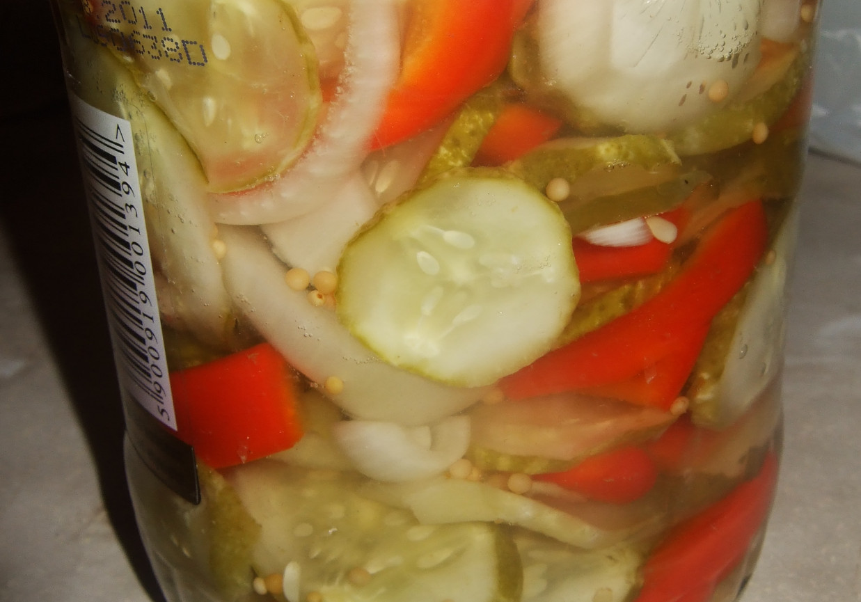 Sałatka z ogórków, papryki i cebuli na zimę foto