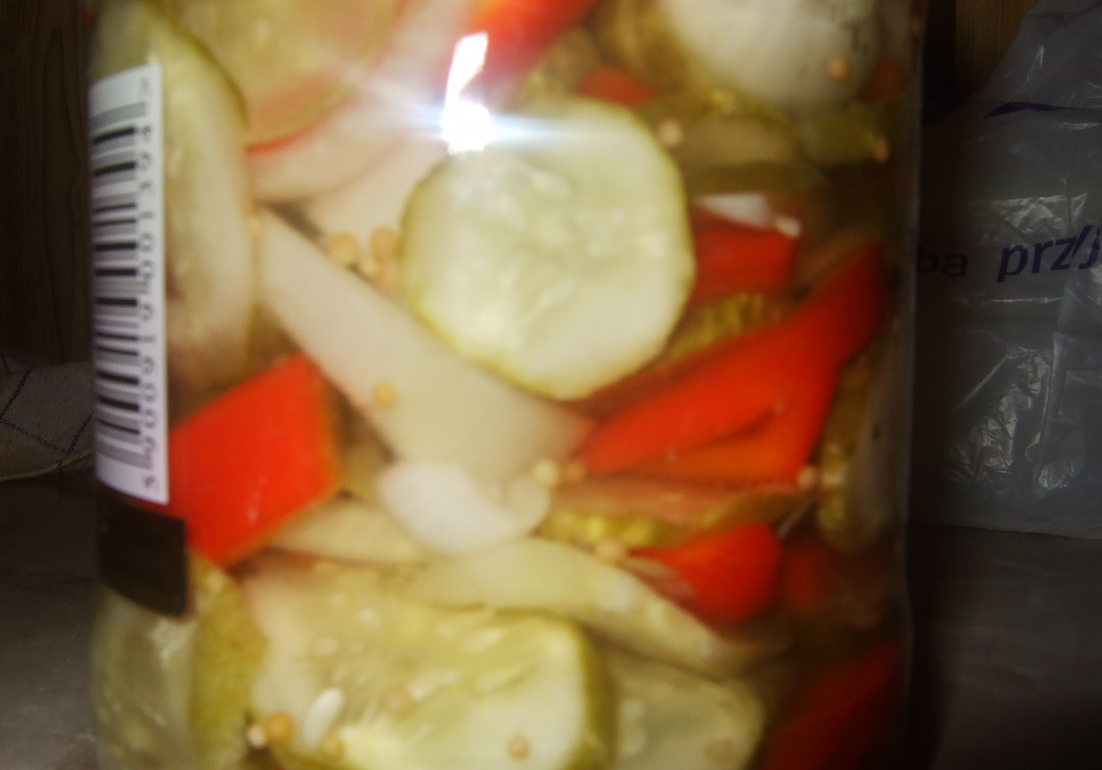 Sałatka z ogórków, papryki i cebuli na zimę foto