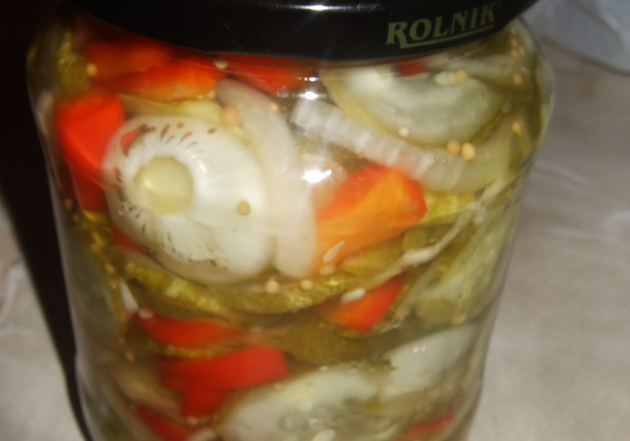 Sałatka z ogórków, papryki i cebuli na zimę foto