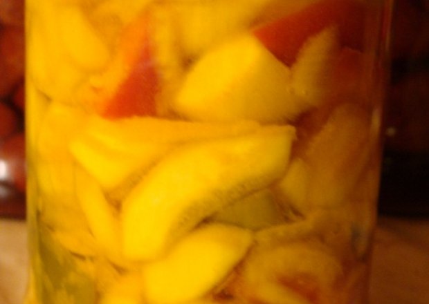 Fotografia przedstawiająca salatka z ogórków z kurkumą