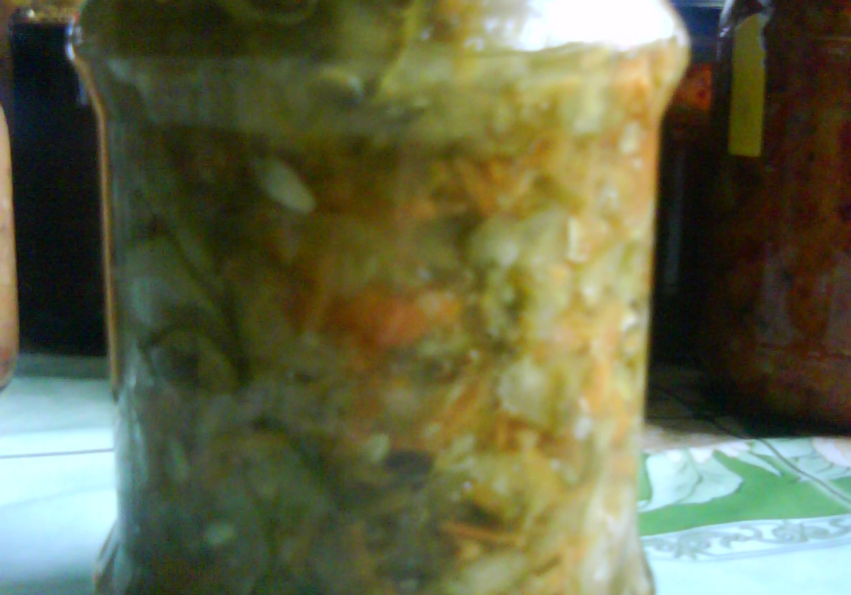 Sałatka z ogórków z marchewką foto