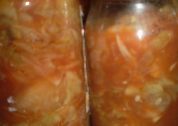 Fotografia przedstawiająca Sałatka z ogórków z przecierem pomidorowym.