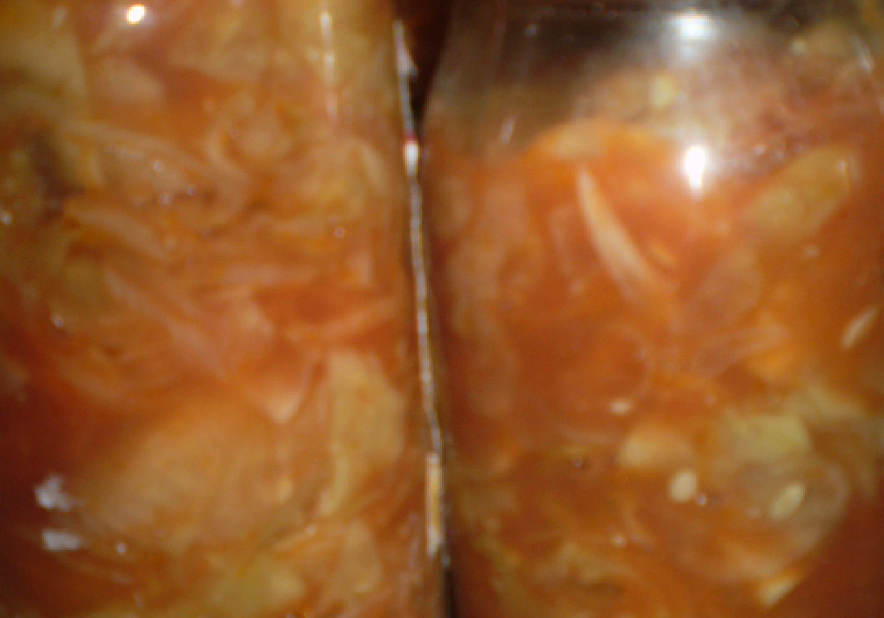 Sałatka z ogórków z przecierem pomidorowym. foto