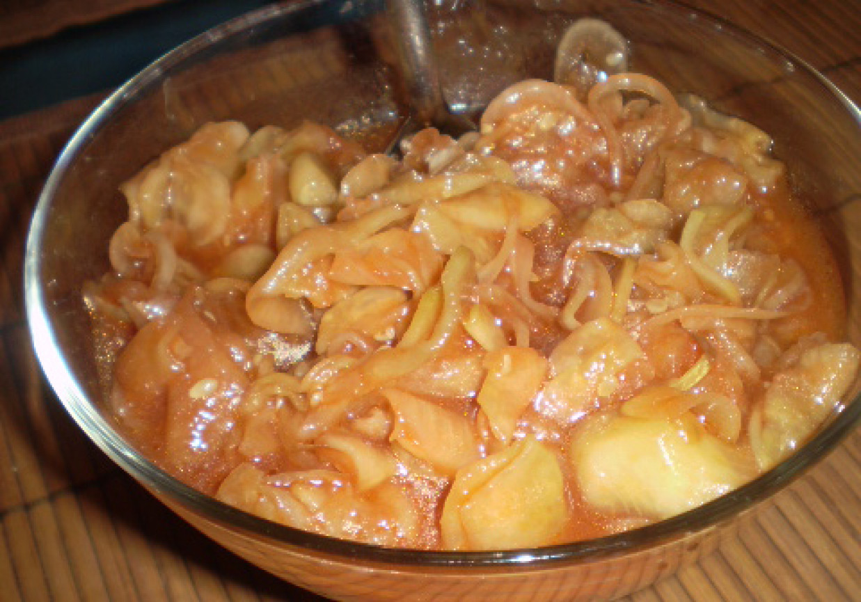 Sałatka z ogórków z przecierem pomidorowym. foto