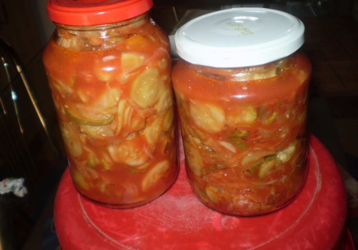 Sałatka z ogórków z przecierem pomidorowym. foto