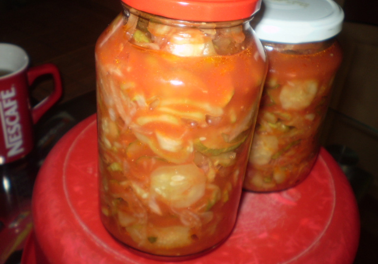 Sałatka z ogórków z przecierem pomidorowym. foto