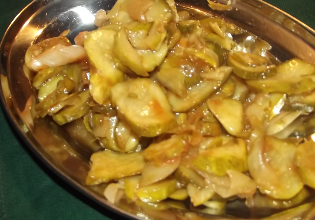 Sałatka z ogórków z przecierem pomidorowym. foto