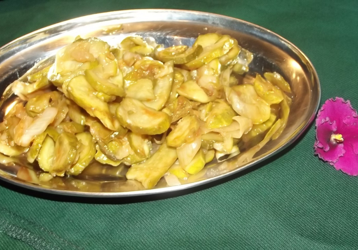 Sałatka z ogórków z przecierem pomidorowym. foto