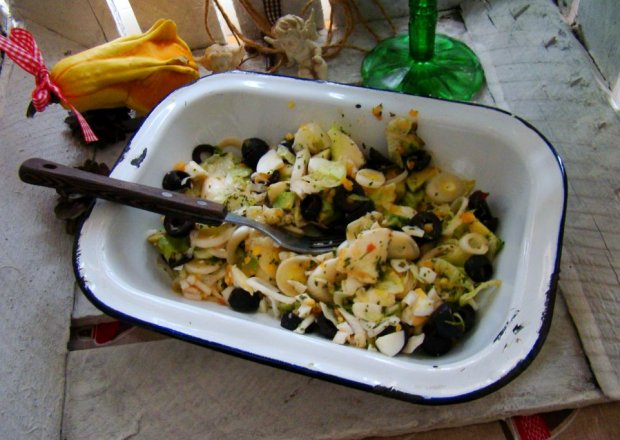 Fotografia przedstawiająca Sałatka z oliwek i mozzarelli