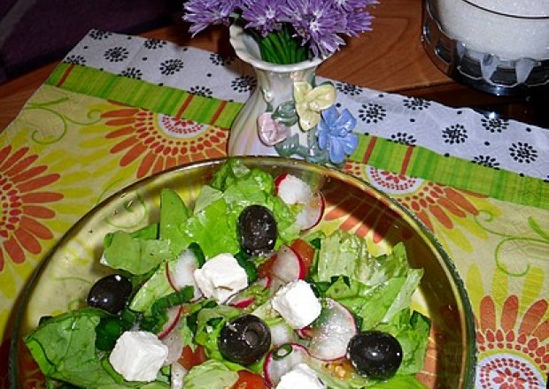 Fotografia przedstawiająca Sałatka z oliwkami i serem