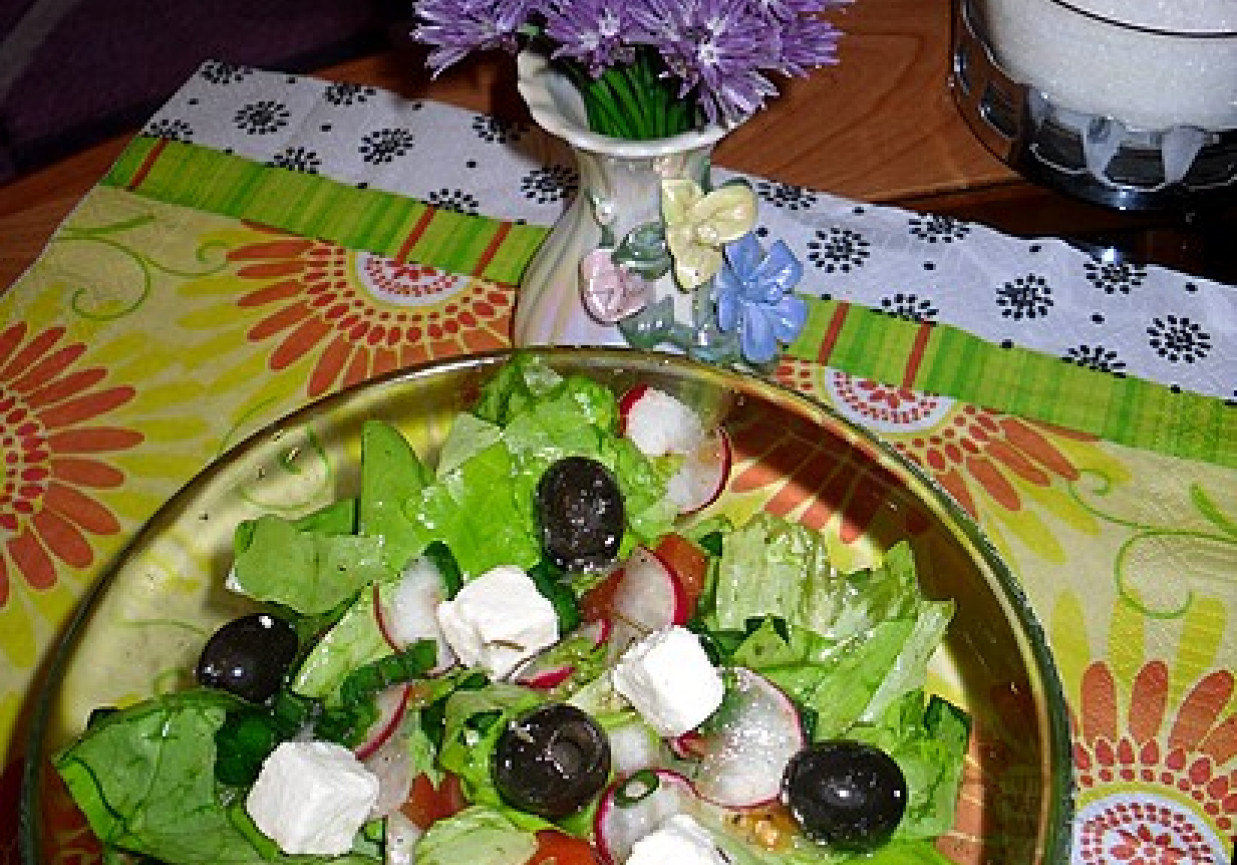 Sałatka z oliwkami i serem foto