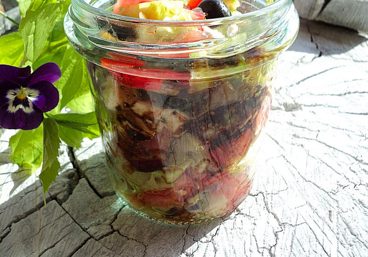 Sałatka z oliwkami, lodową, pomidorami i oliwkami  foto
